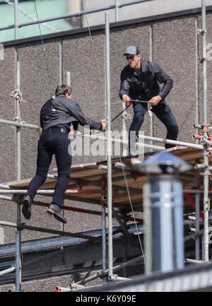 Tom Cruise springt zwischen zwei Gebäuden in einer Szene aus dem neuen Mission Impossible Film der 55-jährige Aktion Mann während eines großen Gebäudes verletzt wurde - springen Stunt auf dem Satz der Blockbuster in London am Sonntag (13. Aug. 17) -, die auf der Kamera gefangen wurde. Kreuzfahrt erschien seine Markierung beim Springen von der Konstruktion Rigging auf ein Gebäude in der Nähe zu verpassen, und knallte gegen die Wand. Nach oben Klettern, um die Wand zu seinen Füßen, der Film star humpelte für ein paar Meter und dann stürzte vor der Filmcrew. Die Dreharbeiten unterbrochen wurde, als Tom wurde von Mitgliedern der am Set Safety Team überprüft. Die Aufnahmen Stockfoto