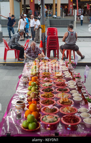 19.08.2016, Singapur, Republik Singapur, Asien - Angebot an der Buddha Zahns Tempel in Chinatown von Singapur. Stockfoto