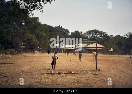 Gruppe der spielenden Kinder im Schmutz Fußballplatz in Birma Stockfoto