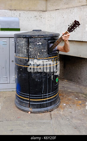 Gaukler in einem Abfallbehälter, Cambridge, England Stockfoto