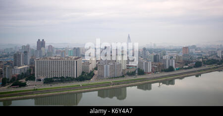 Blick über Taedong und Othan-Kangan Straße von Yanggakdo Hotel in Richtung Stadtzentrum, Pyongyang, Nordkorea Stockfoto