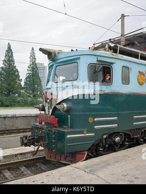 Gegenüber der roten Flagge 1 Klasse elektrische Lok Nr. 5048 Der Leiter des Personenzug in Pjöngjang Station für sinuiju an der Grenze bestimmt Korean-China Stockfoto