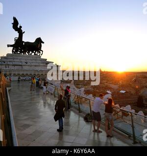 Italien, Latium, Rom, historischen Zentrum als Weltkulturerbe von der UNESCO zum Nationalen Denkmal Victor Emmanuel II oder Vittoriano auch als Altare della Patria, Museo del Risorgimento, der Italienischen Vereinigung Museum, auf der Oberseite der Quadrighe und die Terrasse mit panoramaartigem Blick auf die Stadt bekannt Stockfoto