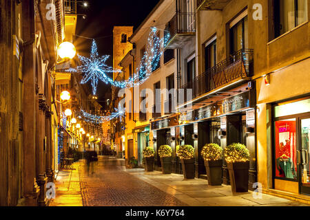 ALBA, Italien - 07 Dezember, 2011: Fußgängerzone und Geschäfte in der Altstadt beleuchtet für Weihnachten. Dieser Bereich ist sehr populär bei Einheimischen und Touristen Stockfoto