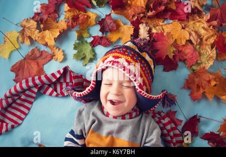 zwei Jahre alter Junge träumt im Herbst Stockfoto