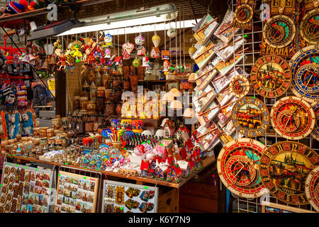 Prag, tschechische Republik - 10. Dezember 2016: Holz mit Dekorationen für Winterurlaub und traditionelle Souvenirs stall während der jährlichen Weihnachtsmarkt Stockfoto