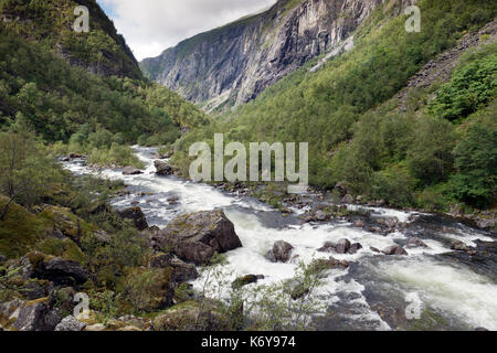 Wanderweg um den voringfossen Wasserfall in Norwegen Stockfoto