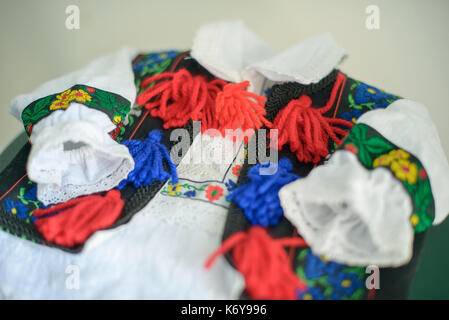 Traditionelle rumänische männliche Kostüm mit verzierten Bluse oder Hemd, die spezifisch für den nördlichen Teil des Landes, von Tara Oas Oas Land, Maramures Stockfoto
