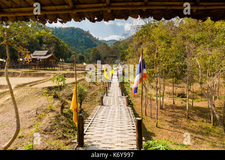 Handgefertigte lange Buddha Bambus Brücke über chemische Reisfeldern in der Nähe von touristischen Pai ich im Norden von Thailand. Asiatische Landschaft im Sommer. Stockfoto