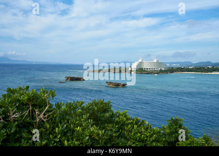 Das schöne Meer und ANA Internationale Manza Beach Resort von Cape Manzamo in Okinawa, Japan Stockfoto