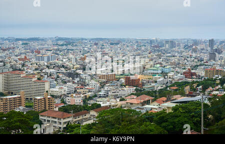 Panorama der Stadt Naha von der Spitze der Hügel in Shuri Castle, Okinawa, Japan Stockfoto