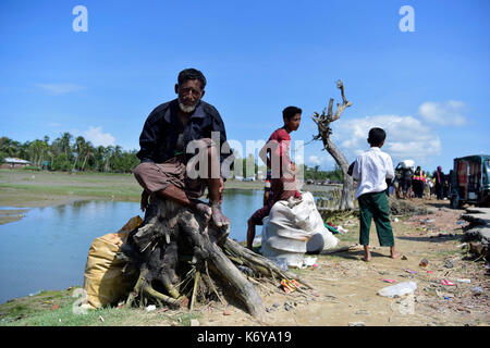 Die COZ BAZER, BANGLADESCH - SEPTEMBER 11, Mitglieder der Myanmar muslimische Rohingya Minderheit Spaziergang durch eine kaputte Straße bei Shah Porir Tief, in Teknaf in Cox' Stockfoto