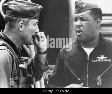 US Air Force Piloten Col. Robin Olds (L) und Oberst Daniel 'Chappie' James, Jr. Thailand, 1967. Stockfoto