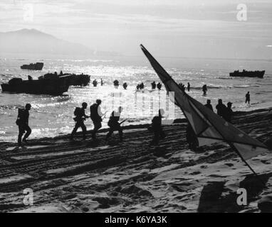 Dreitausend US-Marines aus dem 9. Marine Brigade, Okinawa, Land in der Nähe von Da Nang zu 4000 Marines aus derselben Brigade, die im März landete verstärken. Die Marines an Land von Landing Craft aus der Siebten Flotte Transport USS Mt Wade. McKinley. Vietnam, April 1965. Stockfoto