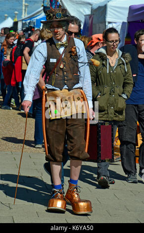 Mann in Eastbourne Steampunk Festival mit markanten gold Stiefel, Hut und viktorianischen Erfinder themed Outfit. Stockfoto
