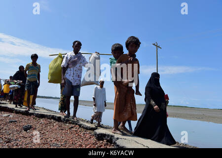 Die COZ BAZER, BANGLADESCH - SEPTEMBER 11, Mitglieder der Myanmar muslimische Rohingya Minderheit Spaziergang durch eine kaputte Straße bei Shah Porir Tief, in Teknaf in Cox' Stockfoto