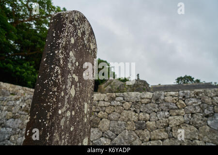 Alte steinerne Stele von Tamaudun Mausoleum in Okinawa, Japan. Das Königliche Mausoleum, eingeschrieben in das Verzeichnis des Weltkulturerbes Stockfoto