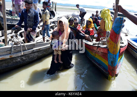 Die COZ BAZER, BANGLADESCH - SEPTEMBER 11, Mitglieder der Myanmar muslimische Rohingya Minderheit Boot durch einen gebrochenen Wasser in Shah Porir Tief, in Teknaf in Cox Stockfoto