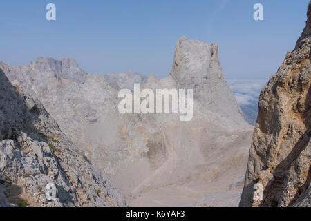 El Naranjo de Bulnes, picu Urriellu, von Collada Bonita, in die Picos de Europa, Asturien, Spanien. Stockfoto