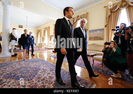 Athen, Griechenland - 7 September, 2017: Der französische Präsident Emmanuel Längestrich mit seiner Frau Brigitte während der Begrüßungszeremonie im Präsidentenpalast in Stockfoto