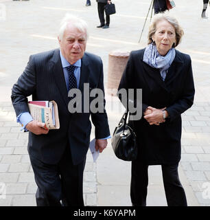 Bild zeigt: Beisetzung von Kardinal Cormac Murphy-O'Connor, emeritierter Erzbischof von Westminster an der Westminster Kathedrale. Chris Patten und Frau Lavendel Stockfoto