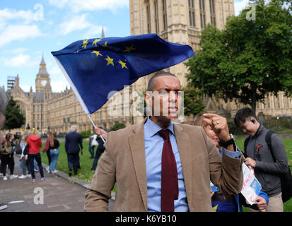 Bild zeigt: Clive Lewis - Arbeitsmarkt eine Rede über seine Opposition zur Brexit außerhalb der Commons heute. Pic von Gavin Rodgers/Pixel 8000 Ltd. Stockfoto