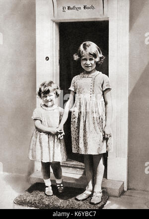 Prinzessin Elizabeth, rechts, und ihre Schwester Prinzessin Margaret im Jahr 1933 in Y Bwthyn Bach oder das kleine Haus, im Garten der Royal Lodge, Windsor Great Park, Berkshire, England. Dieses Miniaturhaus war ein Geschenk der Einwohner von Wales. Prinzessin Elisabeth von York, zukünftige Elisabeth II.,1926 - 2022. Königin des Vereinigten Königreichs. Prinzessin Margaret, zukünftige Gräfin von Snowden, 1930 – 2002. Aus dem Krönungsbuch von König Georg VI. Und Königin Elisabeth, veröffentlicht 1937. Stockfoto