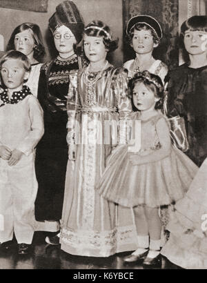 Prinzessin Elizabeth von York, im Tudor-Kleid und Prinzessin Margaret im Märchen-Kostüm, auf einer Party im Jahr 1934. Prinzessin Elisabeth von York, zukünftige Elisabeth II., 1926 - 2022. Königin des Vereinigten Königreichs. Prinzessin Margaret, zukünftige Gräfin von Snowden, 1930 – 2002. Aus dem Krönungsbuch von König Georg VI. Und Königin Elisabeth, veröffentlicht 1937. Stockfoto