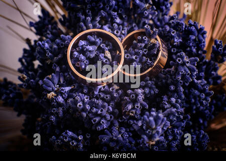 Makroaufnahme der einfachen Design Hochzeit Ringe in Blumenstrauß Stockfoto