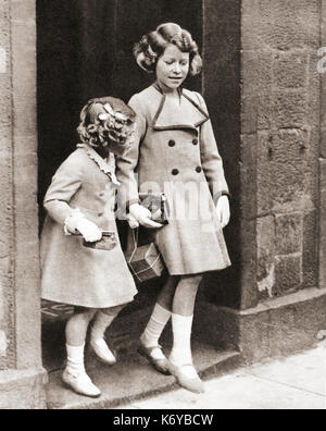 Prinzessin Elizabeth, rechts, und ihre Schwester Prinzessin Margaret im Jahr 1935. Prinzessin Elisabeth von York, zukünftige Elisabeth II.,1926 - 2022. Königin des Vereinigten Königreichs. Prinzessin Margaret, zukünftige Gräfin von Snowden, 1930 – 2002. Aus dem Krönungsbuch von König Georg VI. Und Königin Elisabeth, veröffentlicht 1937. Stockfoto