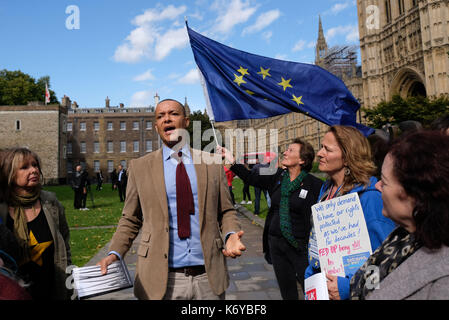 Bild zeigt: Clive Lewis - Arbeitsmarkt eine Rede über seine Opposition zur Brexit außerhalb der Commons heute. Pic von Gavin Rodgers/Pixel 8000 Ltd. Stockfoto