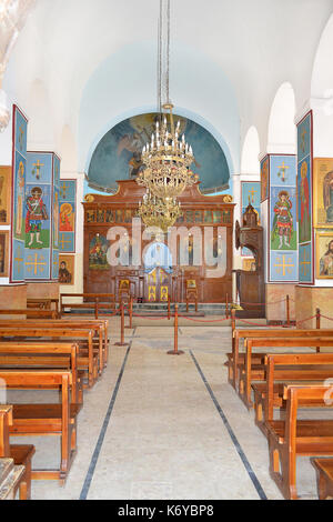 MADABA, Jordanien - Juli 22, 2015: der heilige Georg der Griechisch-orthodoxen Kirche Altar der Kirche ist auch bekannt für das 6. Jahrhundert Mosaik Karte der Region. Stockfoto