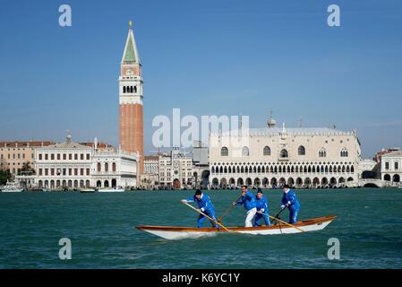 Italien, Veneto, Venedig, ein UNESCO Weltkulturerbe, Markusplatz (Piazza San Marco), Dogenpalast (Palazzo Ducale) und Glockenturm Campanile, Ausbildung von ruderern Für die Regata Storica Stockfoto