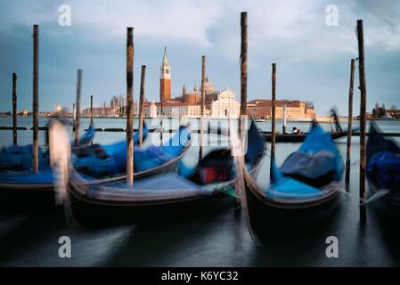 Italien, Veneto, Venedig, ein UNESCO Weltkulturerbe, Markusplatz (Piazza San Marco), Gondeln an der Riva degli Schiavoni Docks, die Basilika und das Kloster von San Giorgio Maggiore im Hintergrund Stockfoto