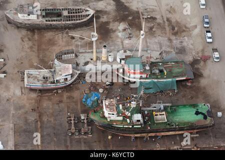 Chile, Antofagasta Region, Stadt und Hafen von Mejillones, Fischerboote oder Trawler auf Halten (Luftbild) Stockfoto