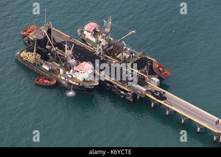 Chile, Antofagasta Region, Stadt und Hafen von Mejillones, Pontoon und Trawler oder Fischerboot (Luftbild) Stockfoto