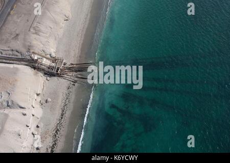 Chile, Antofagasta Region, Stadt und Hafen von Mejillones, Ablehnung einer Fabrik am Meer (Luftbild) Stockfoto