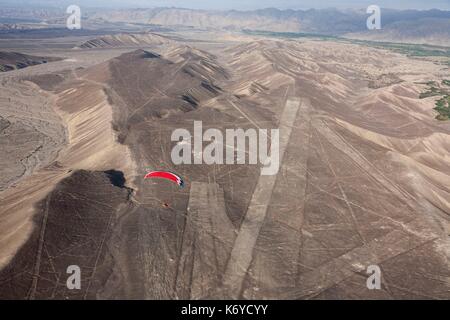 Peru, ICA-region, Palpa Tal, Nazca oder Nasca Linien, geoglyph, geometrische Figur von Nazca und Paracas Zivilisationen (Luftbild) Stockfoto