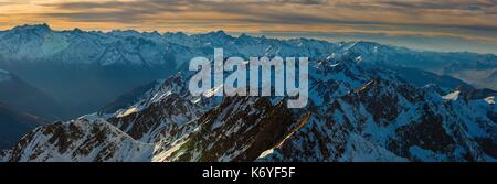Frankreich, Hautes Pyrenees, an den großen Sehenswürdigkeiten in Midi Pyrenäen aufgeführt, Nationalpark der Pyrenäen, allgemeine Ansicht der Kette der Zentralen Pyrenäen Stockfoto