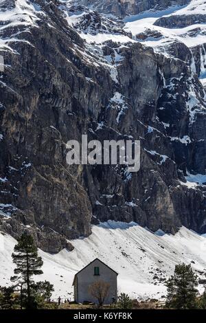 Frankreich, Hautes Pyrenees, an den großen Sehenswürdigkeiten in Midi Pyrenäen aufgeführt, Pyrenäen, National Park, ein UNESCO Weltkulturerbe, Gavarnie, Gebäude am Fuße der Berge Stockfoto