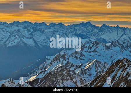 Frankreich, Hautes Pyrenees, an den großen Sehenswürdigkeiten in Midi Pyrenäen aufgeführt, Nationalpark der Pyrenäen, allgemeine Ansicht der Kette der Zentralen Pyrenäen Stockfoto