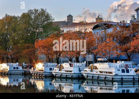 Frankreich, Herault, Beziers, Canal du Midi, Lastkähne in der Marina Wharf bei Sonnenuntergang günstig Stockfoto
