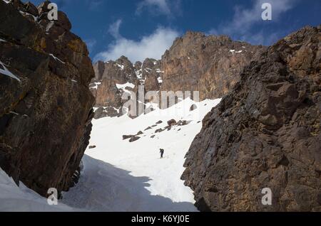 Marokko, Hoher Atlas, Skifahrer, absteigend die Akioud (4000 m) Stockfoto