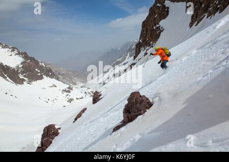 Marokko, Hoher Atlas, Skifahrer, absteigend die Akioud (4000 m) Stockfoto