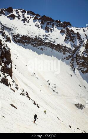 Marokko, Hoher Atlas, Skifahrer, absteigend Djebel Toubkal (4167 m), im Norden Afrikas höchstem Gipfel Stockfoto