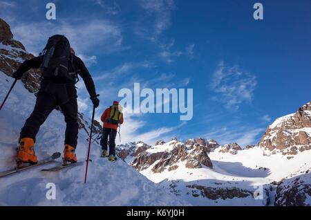 Marokko, Hoher Atlas, Skifahrer aufsteigend Djebel Toubkal (4167 m), im Norden Afrikas höchstem Gipfel Stockfoto