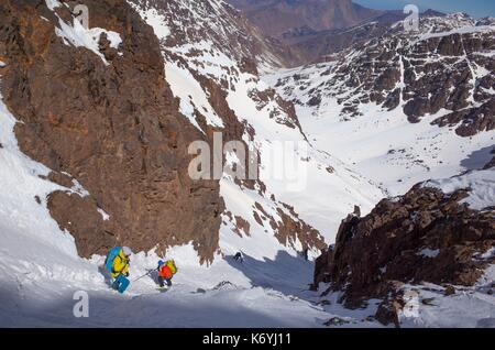 Marokko, Hoher Atlas, Skifahrer, absteigend die Wanoukrim couloir (4000 m) Stockfoto