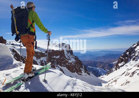 Marokko, Hoher Atlas, Skifahrer aufsteigend Ras-Ouanoukrim (4088 m) Stockfoto