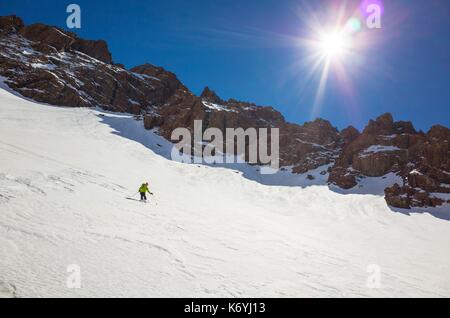 Marokko, Hoher Atlas, Skifahrer, absteigend Djebel Toubkal (4167 m), im Norden Afrikas höchstem Gipfel Stockfoto