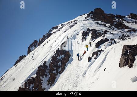 Marokko, Hoher Atlas, Skifahrer, absteigend Djebel Toubkal (4167 m), im Norden Afrikas höchstem Gipfel Stockfoto